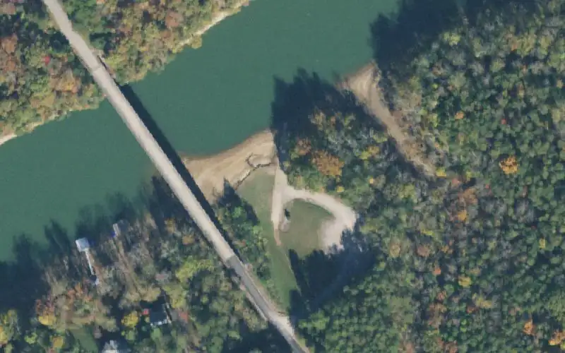 Aerial photo of the area around Tosh Reno Boat Ramp, Van Buren County